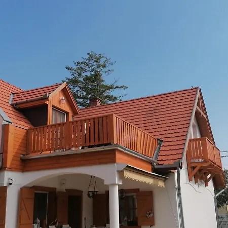 Tamas Batya Kunyhoja * Balatonmariafurdo